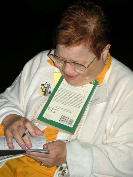 File:2009Bieber 44 Paying the tab.jpg