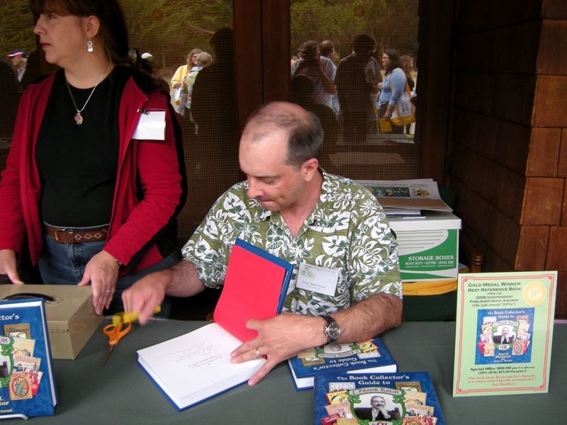 File:2009Bieber 09 Get your signed book here!.jpg