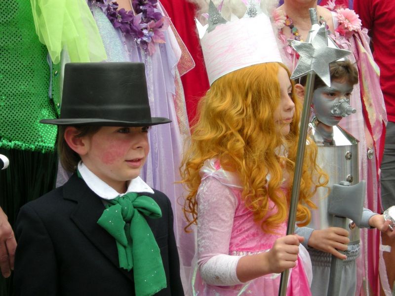 File:2009Bieber 18 The Maund twins.jpg